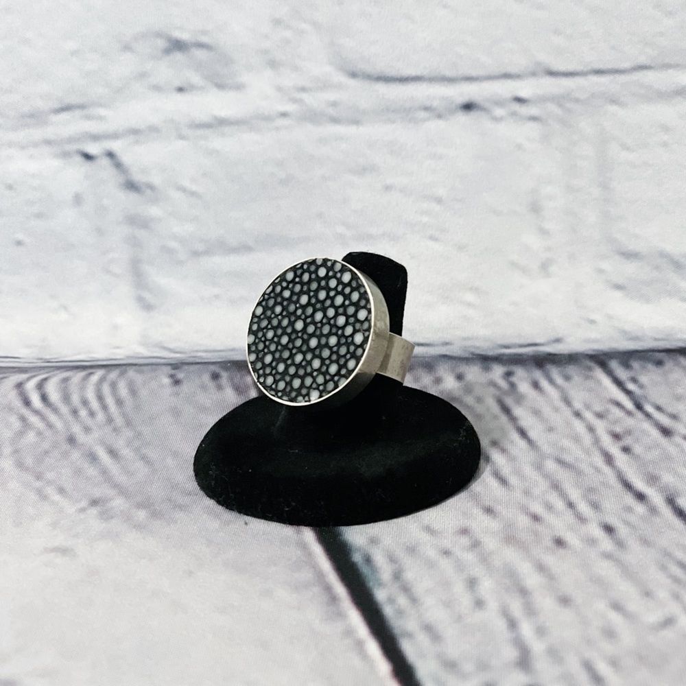 🌺 Mix & Match 3/$95 🌺 Leighelena Stingray Ring ❤️ RARE, Hard to find ❤️